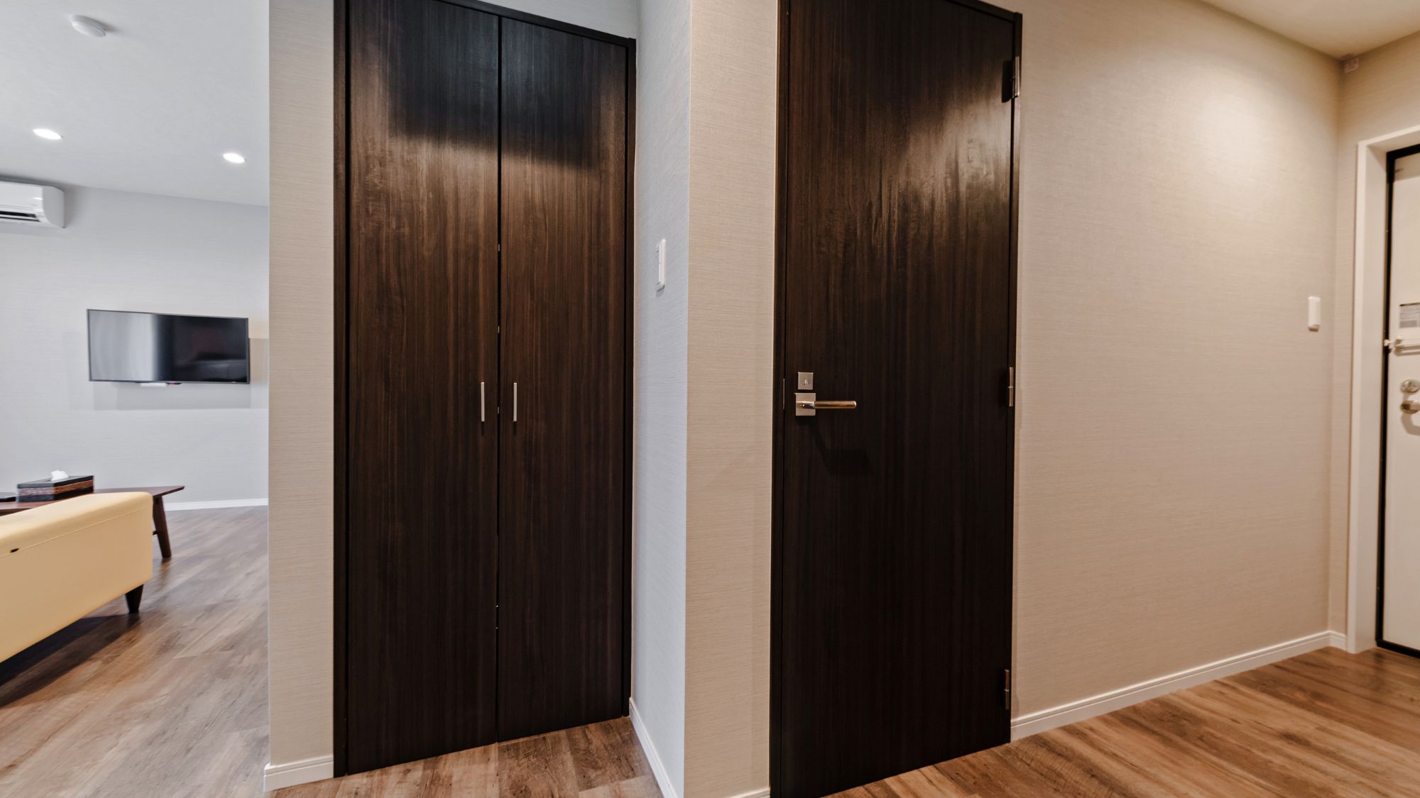 ドアや床材も和モダンで統一された、清潔感のある廊下