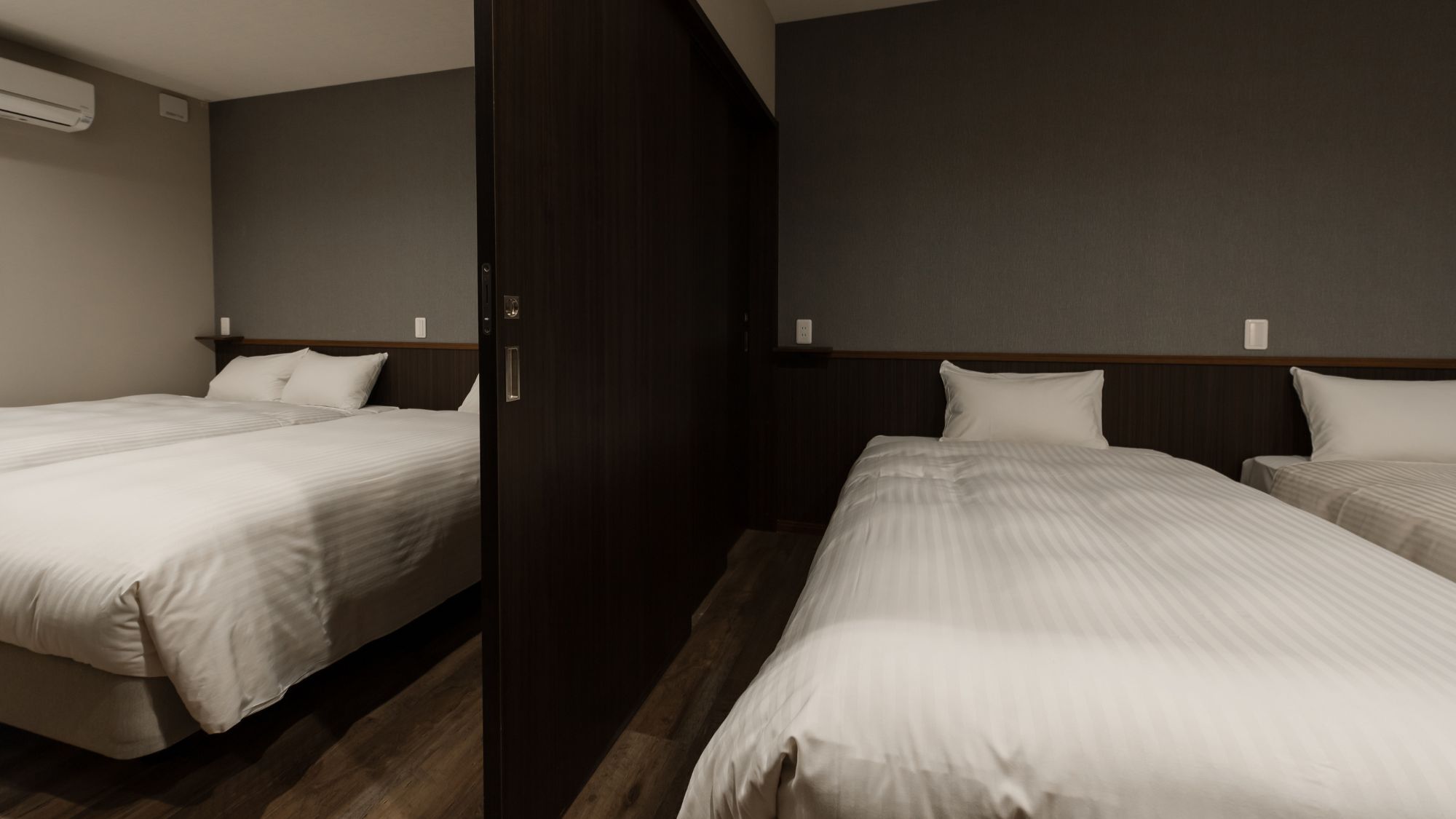 寝室１：落ち着いた内装のダブルベッドで快適な眠りを