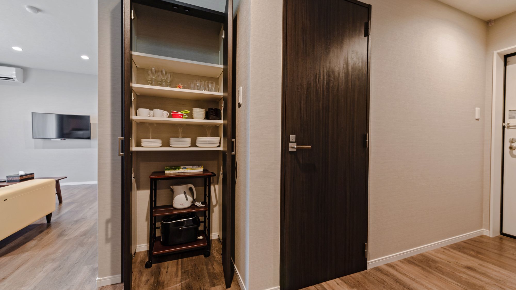 便利な食器棚・収納棚。長期滞在でも荷物を整理できます