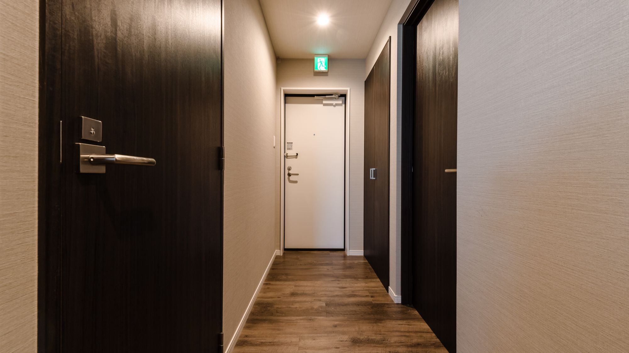 落ち着いた色調で統一された、客室への入り口