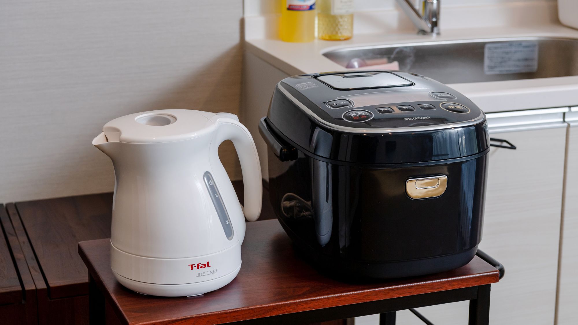 炊飯器・電気ケトル付きで、温かいご飯や飲み物を手軽に