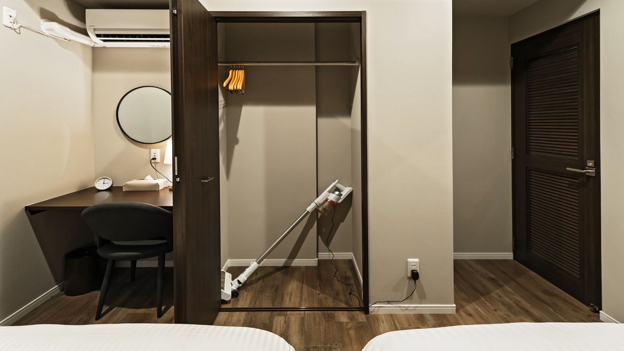 独立洗面台と掃除機。長期滞在に便利