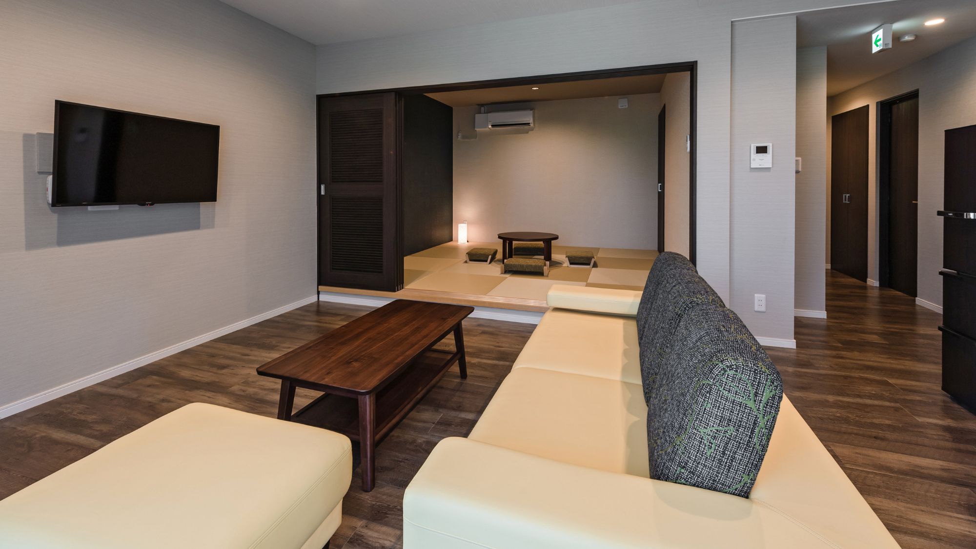 自然光が差し込む、明るく開放感のあるリビングルーム