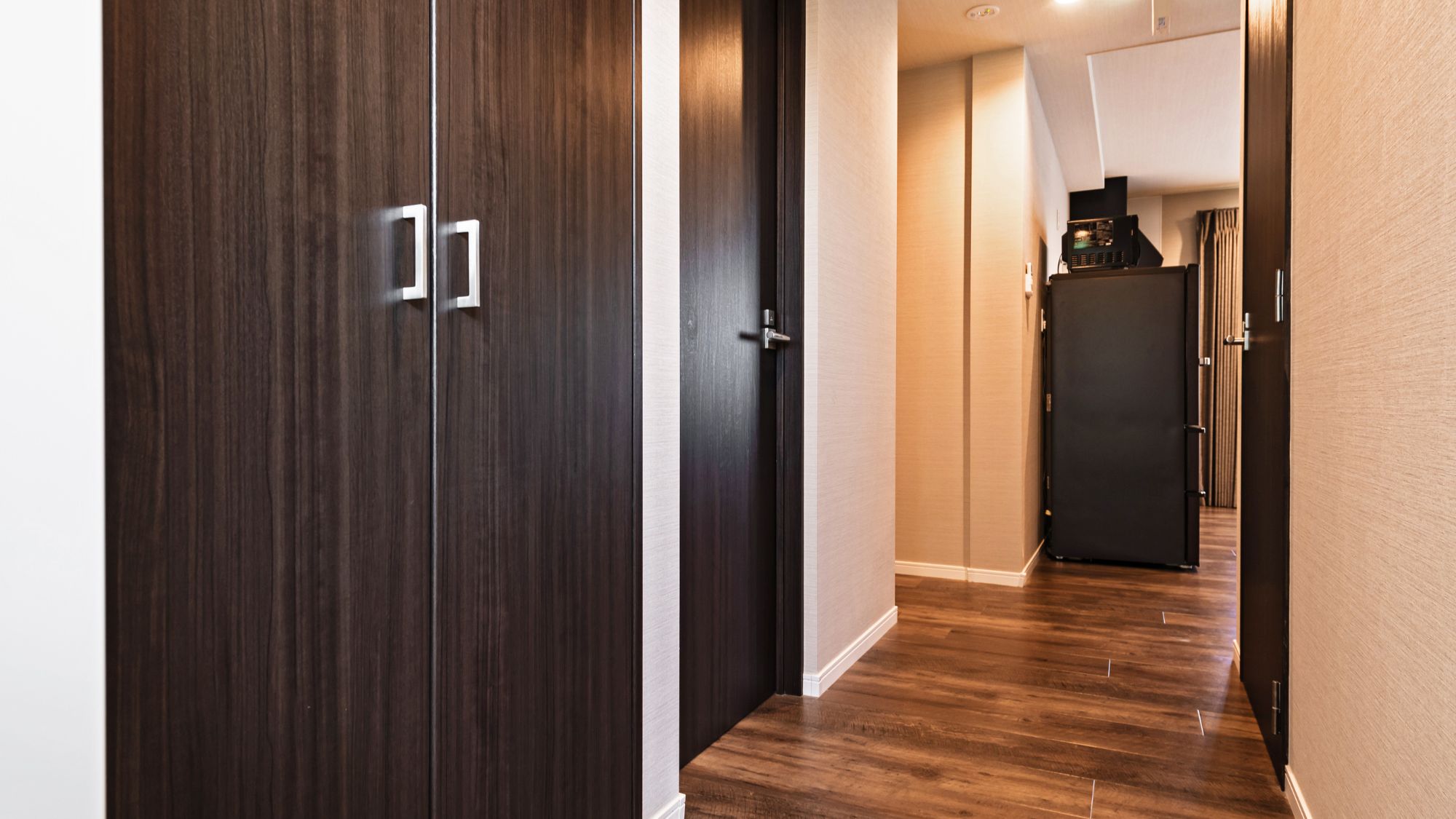 大型クローゼット：ハンガーラックと棚で荷物をしっかり収納