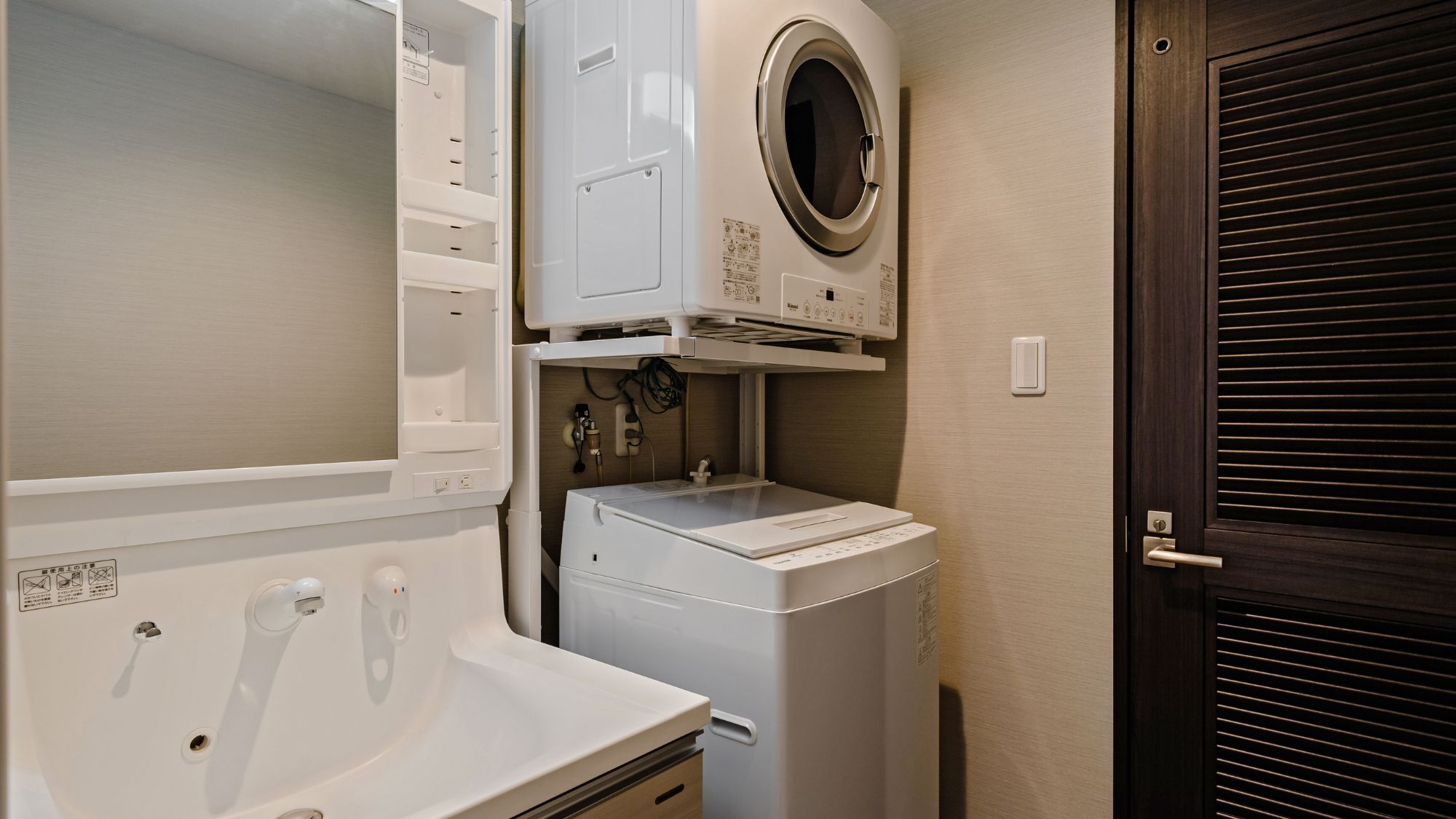 全自動洗濯機と乾燥機を完備したランドリースペース