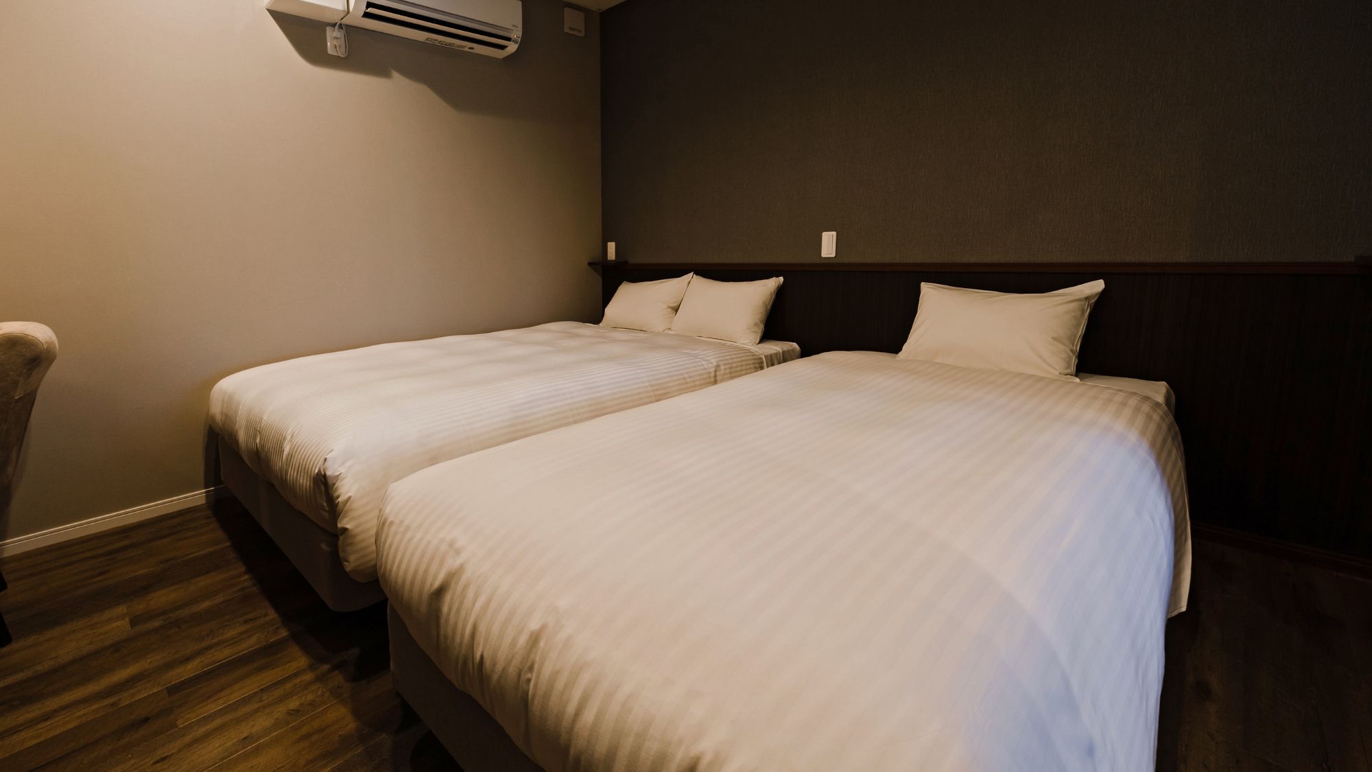 清潔感のあるベッドとリネン。旅の疲れをしっかりリセット