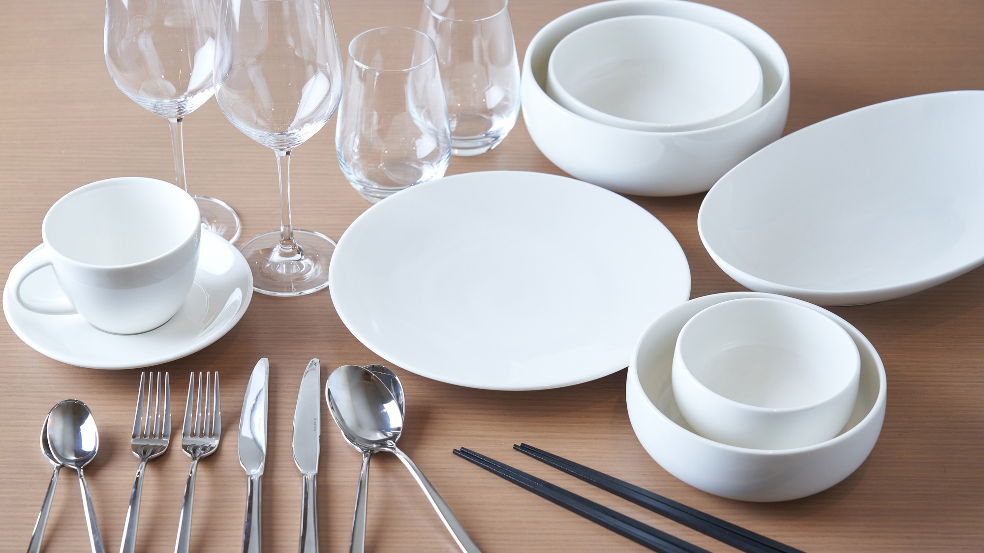 スイートタイプのお部屋には食器、カトラリー類もご用意。