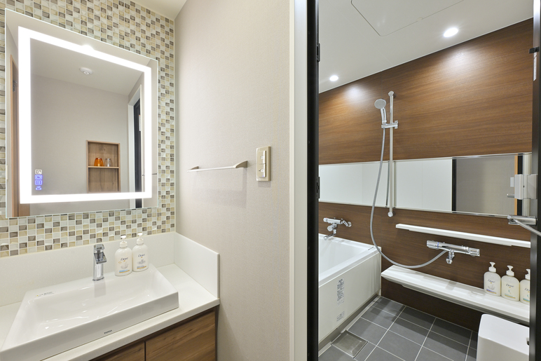 スイートタイプ 洗面台、独立型バスルーム