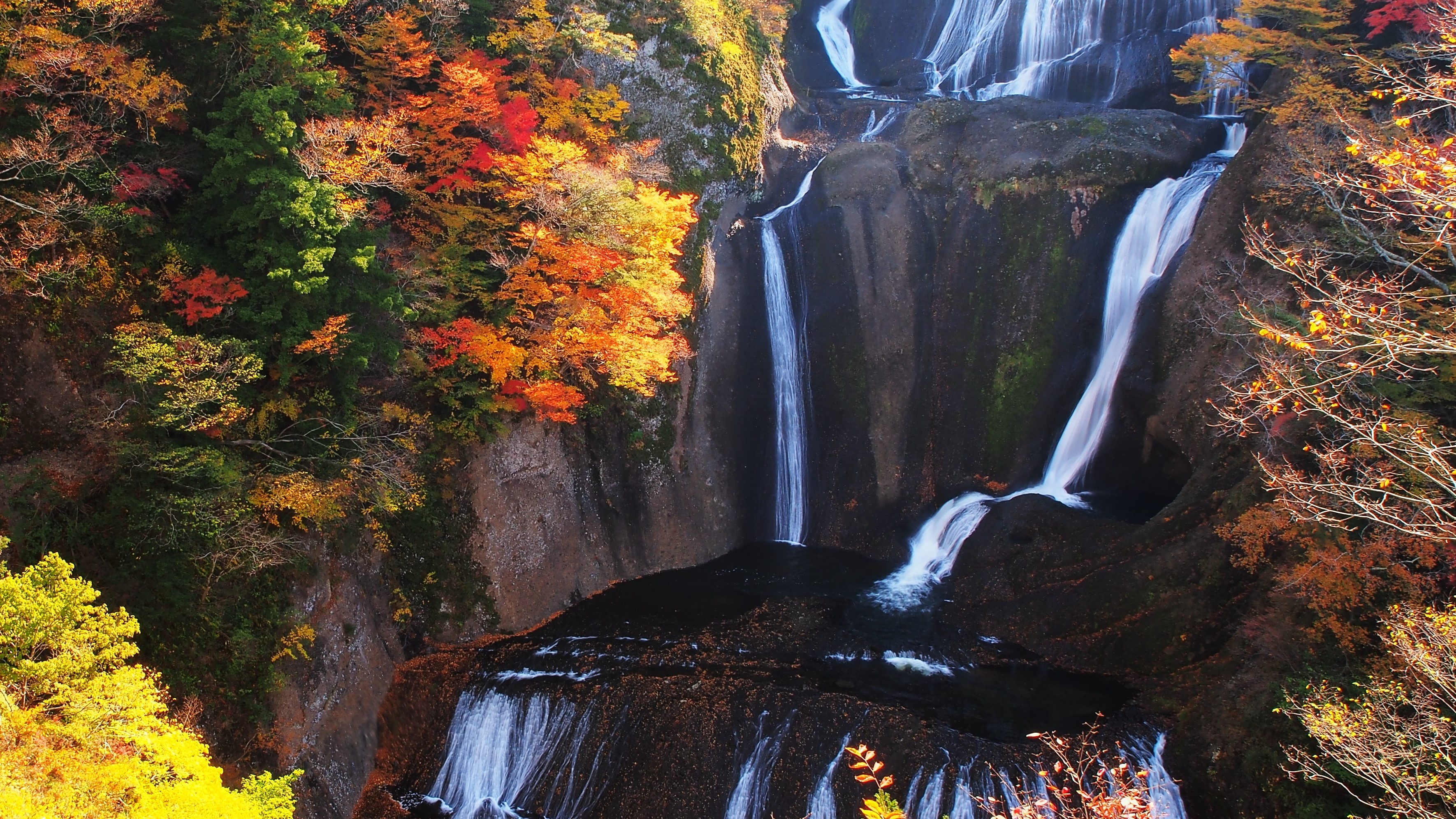 紅葉の季節にはたたずむ雄大な滝が見ごたえ抜群！絶品の観光スポット！袋田の滝！