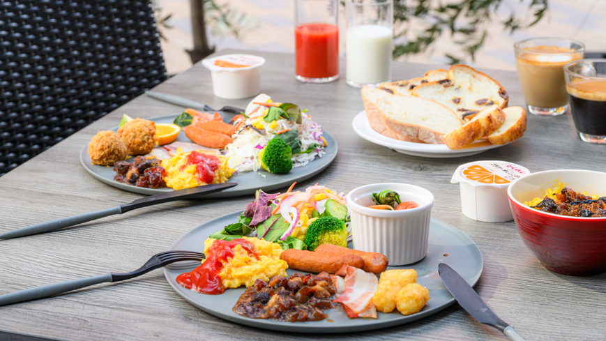 朝食は、CANVASラウンジにてブッフェ形式でご用意。一日のはじまりを、爽やかな朝食と共に。