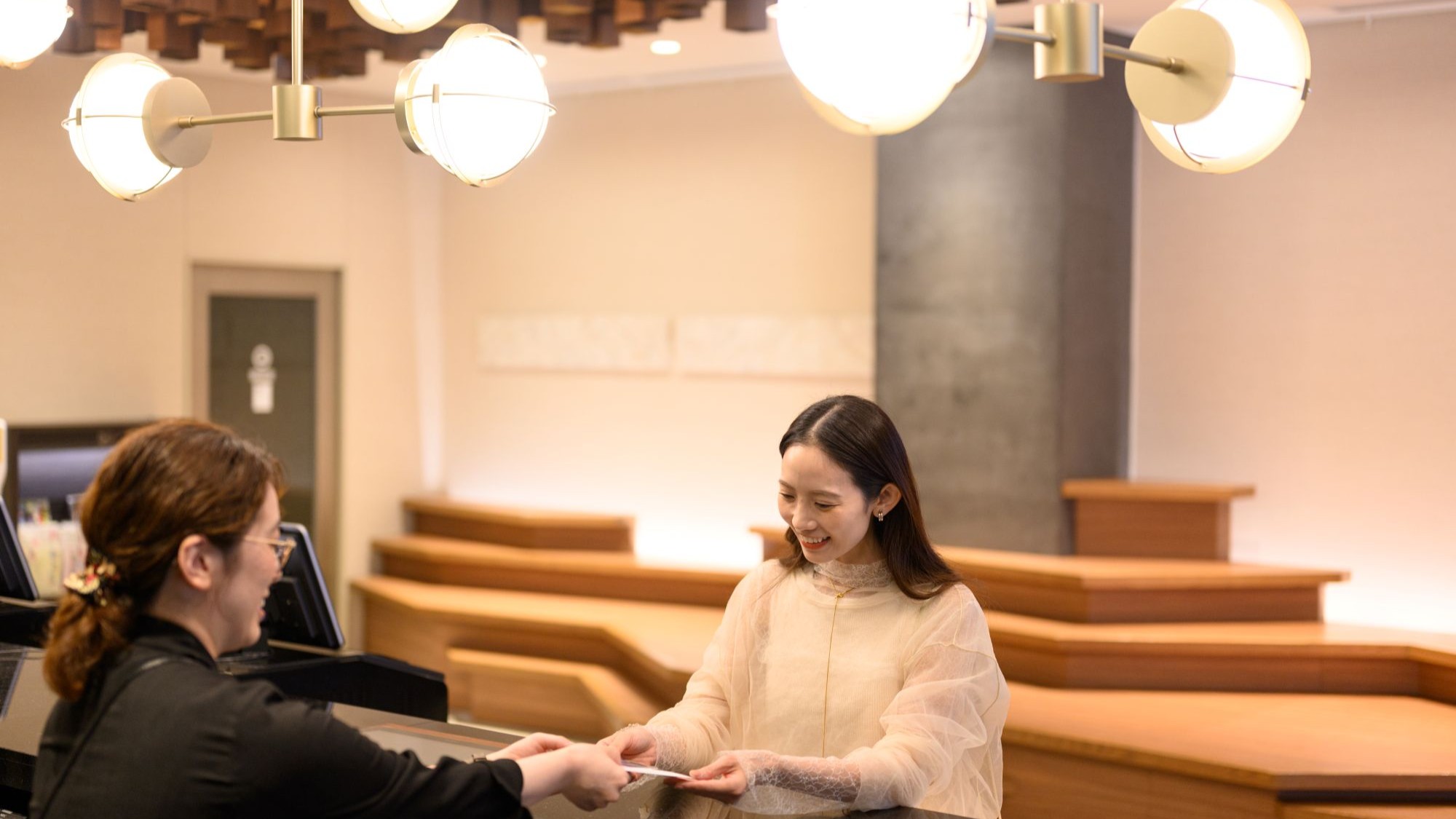 1F：フロント、CANVASラウンジ