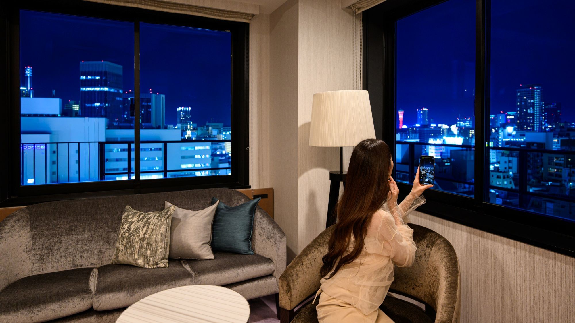 スイート：最上階のコーナーに位置するスイート。