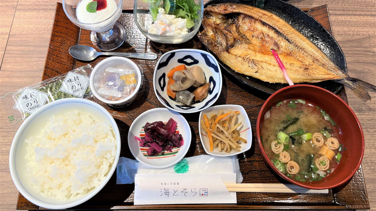 地元鮮魚店直仕入れの焼き魚や小松特産のこしひかりが楽しめる和朝食イメージ