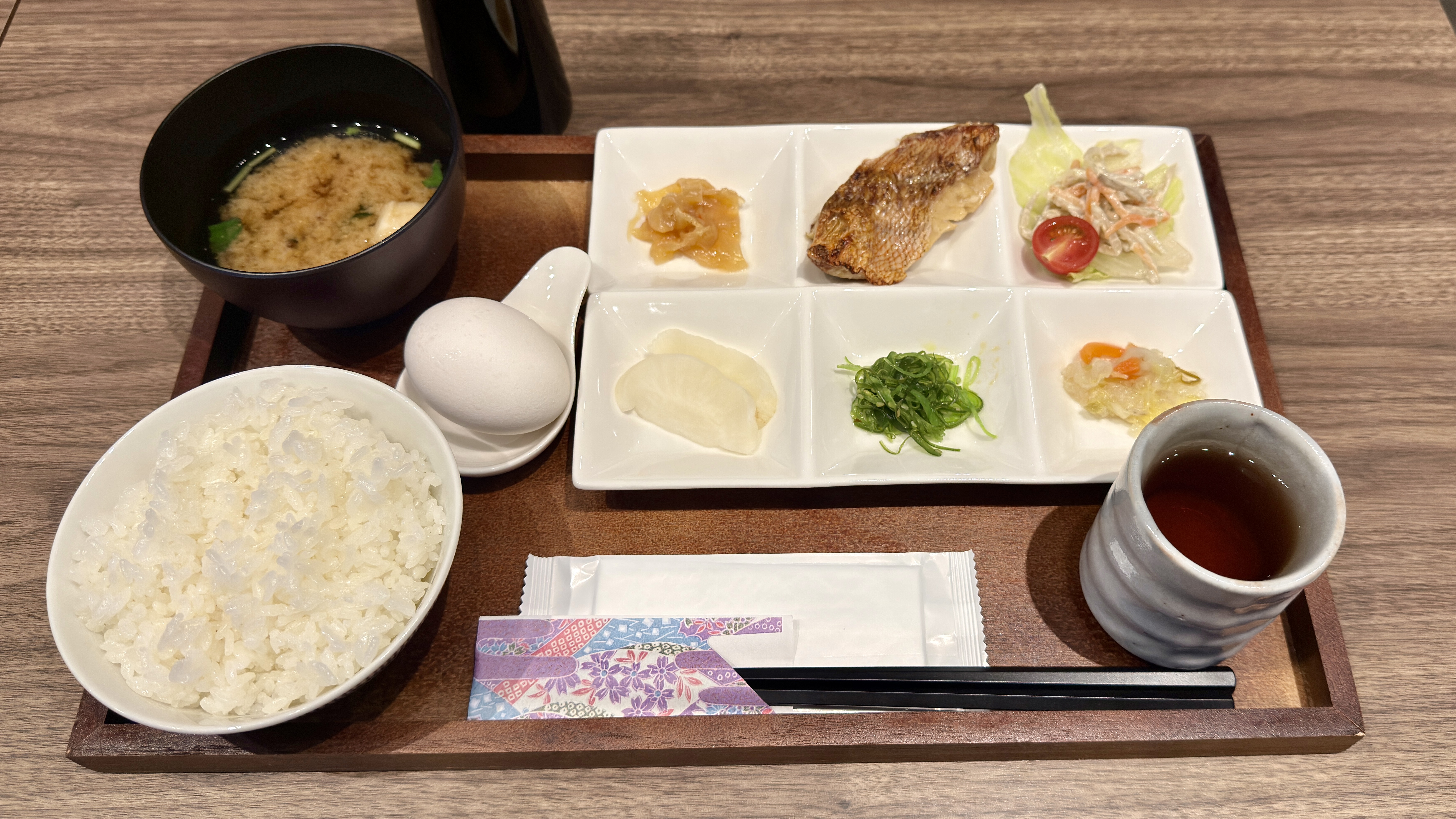 ・お米は、生産者直送「小松特産コシヒカリ」を使用。炊きたての香りと甘みが朝の食欲をそそります。 ・料理長が腕をふるう「彩り六菜」は、地元の旬の食材を贅沢に使用した目にも美しい内容。 ・さらに、焼き魚・お味噌汁・サラダ・温泉卵などもご用意しております。 ・毎朝異なる味わいをお楽しみいただけるので、連泊の方にも大変ご好評です。  ※料理の内容は仕入れにより変わる場合がございます。