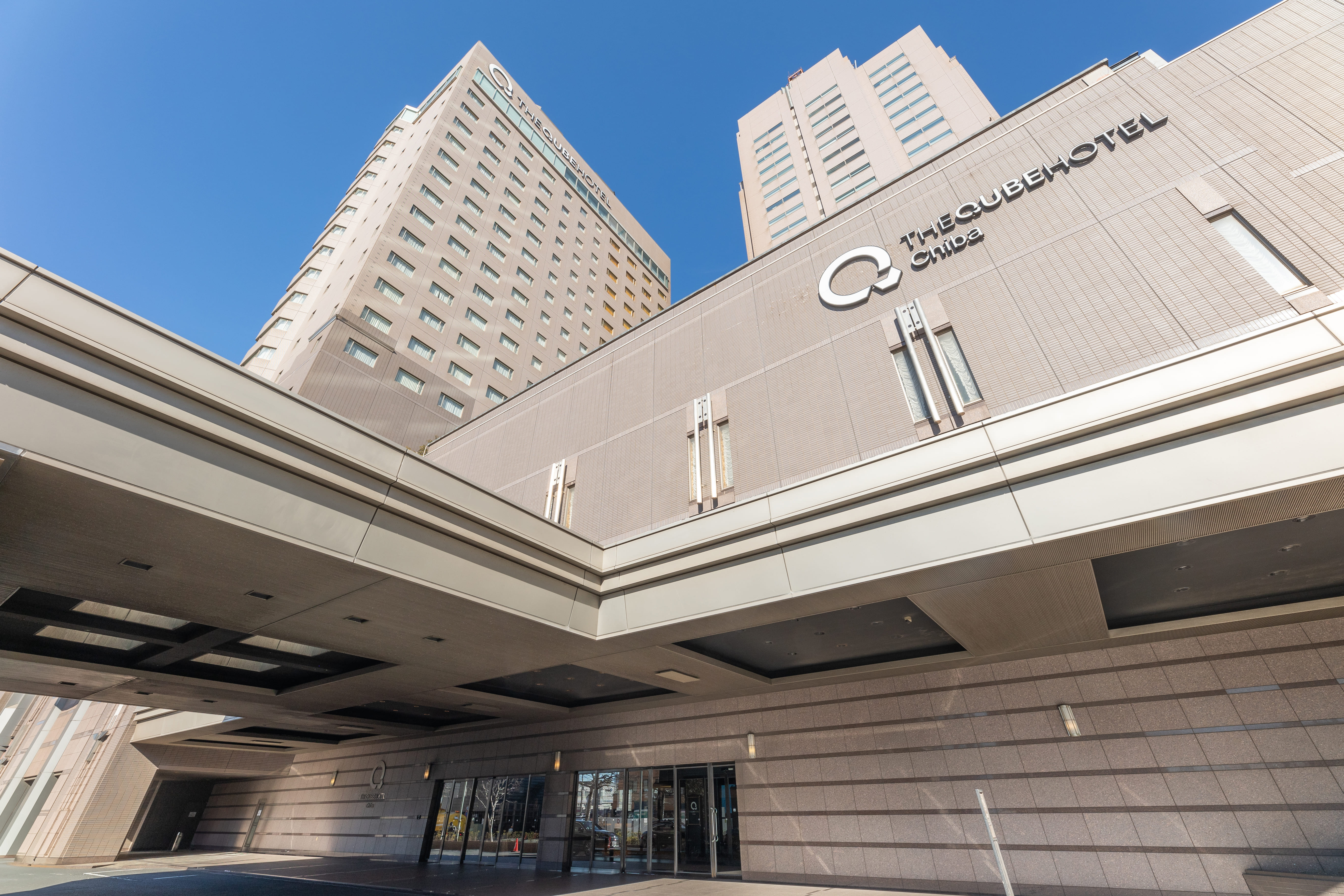 The QUBE Hotel Chibaは、観光やビジネスに便利なロケーションと、充実した設備で非日常の時間を提供します。