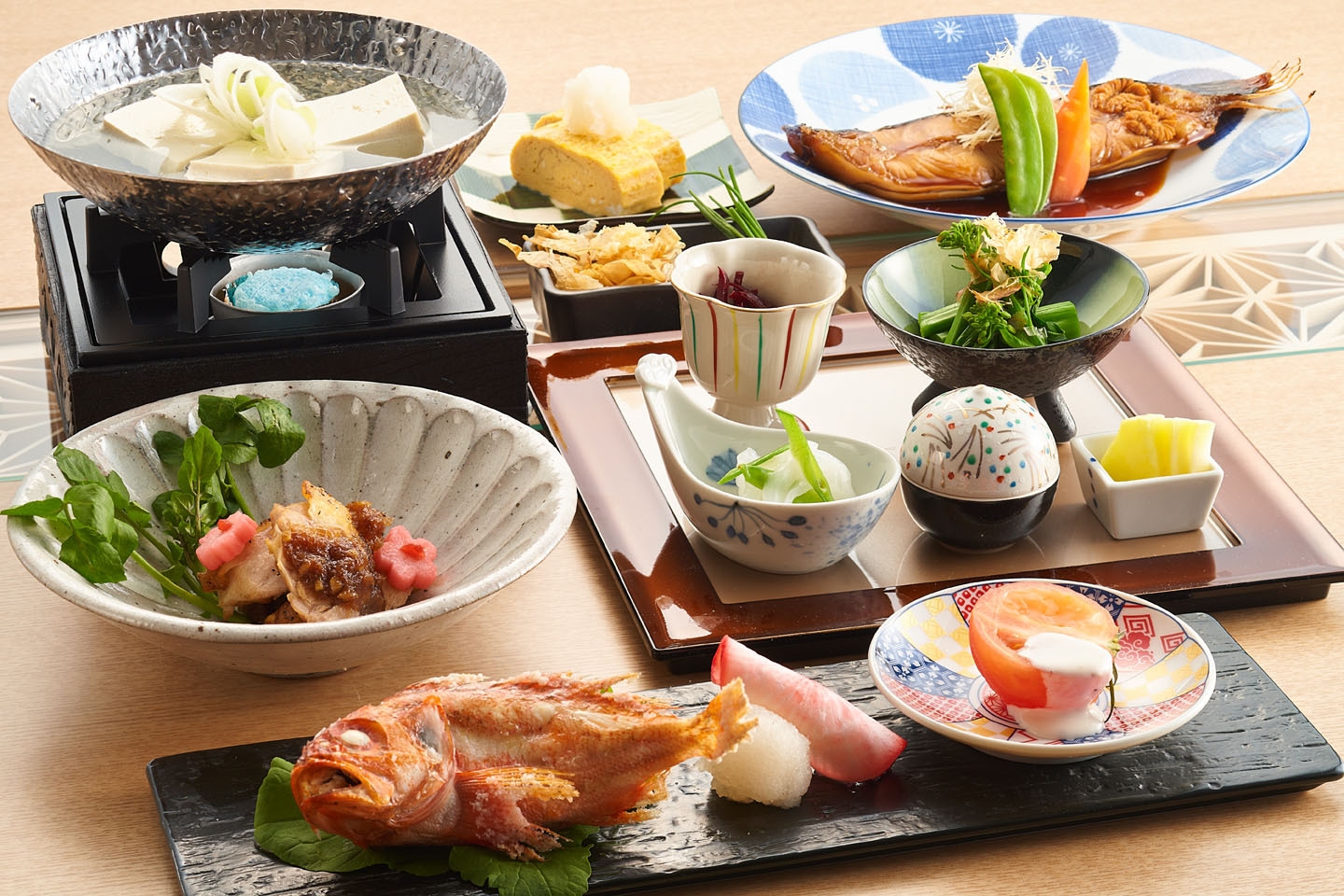 源泉掛け流しの温泉と選べる美食、四季彩々を楽しみながら癒しと贅沢な時間を満喫する至福のひととき