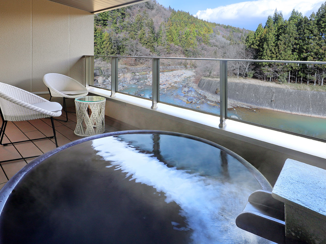 陶器露天風呂付き67㎡モダン和洋室