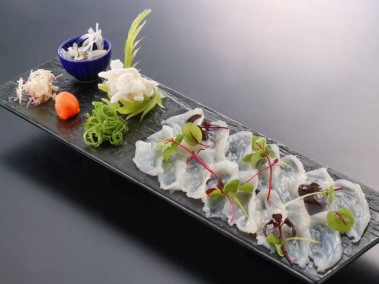 とら河豚薄造りカルパチョ風　粉節オニオンソース　泡醤油