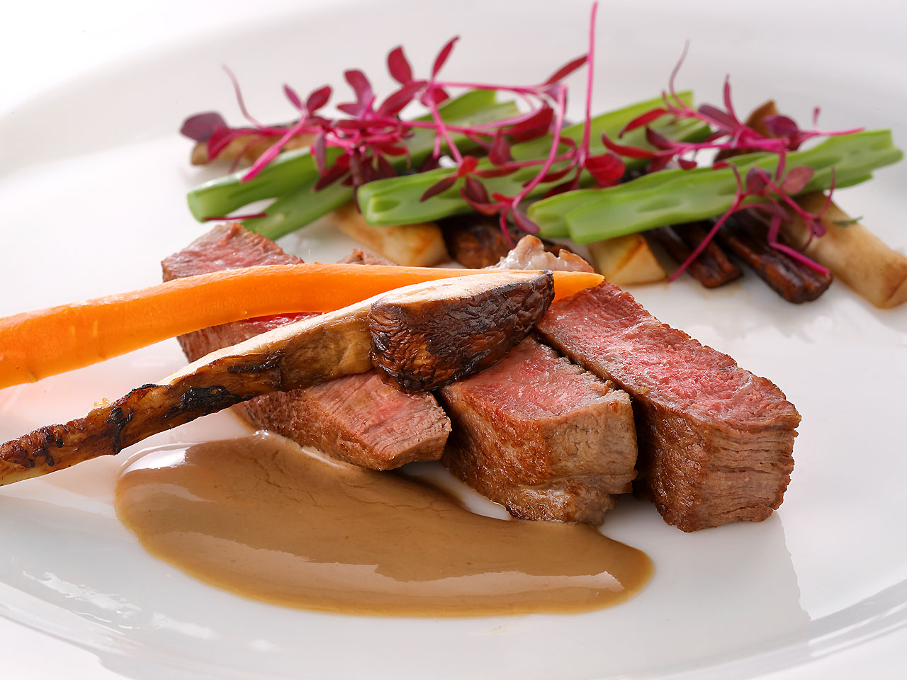 福島牛ヒレ肉のポワレ　ポルト酒風味の赤ワインソース