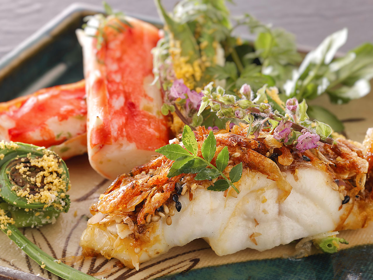 原釜産天然真鯛とタラバ蟹　桜海老衣焼き　春野菜添え