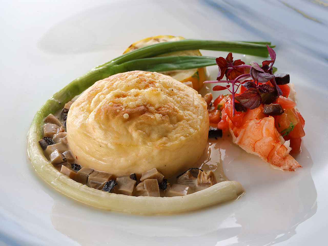 イセエビのスフレガトー仕立て　伊勢海老添え