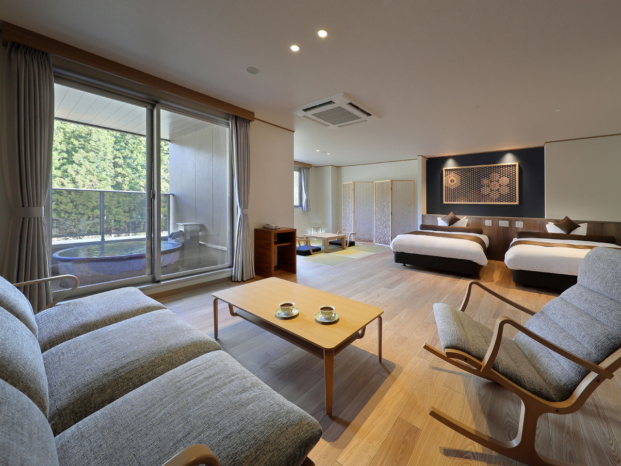 陶器露天風呂付き67㎡モダン和洋室