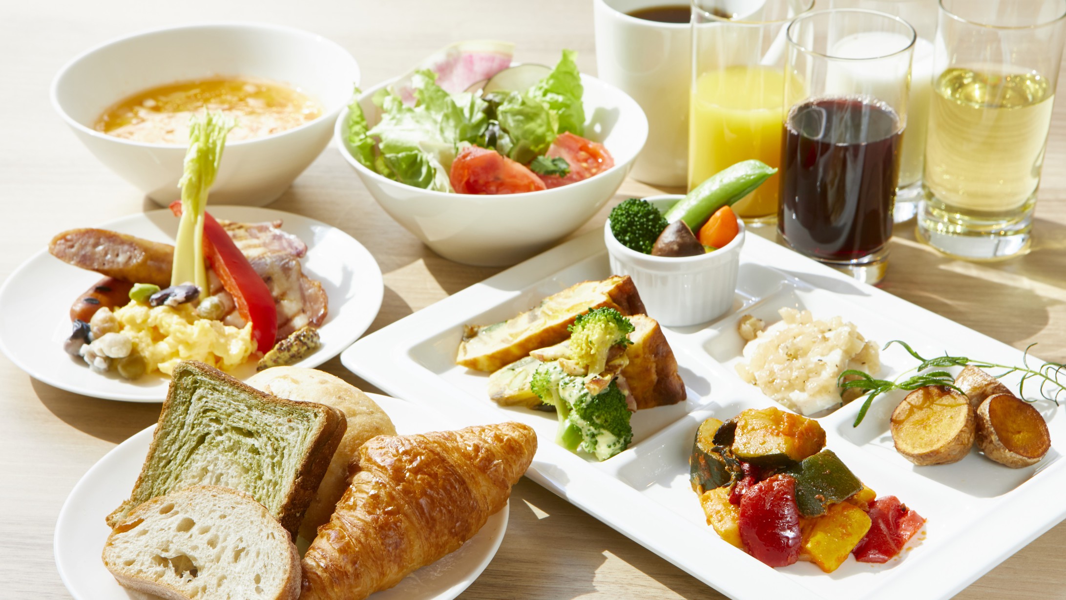 【朝食 | 焼きたてパンとごちそう野菜の朝ごはん】