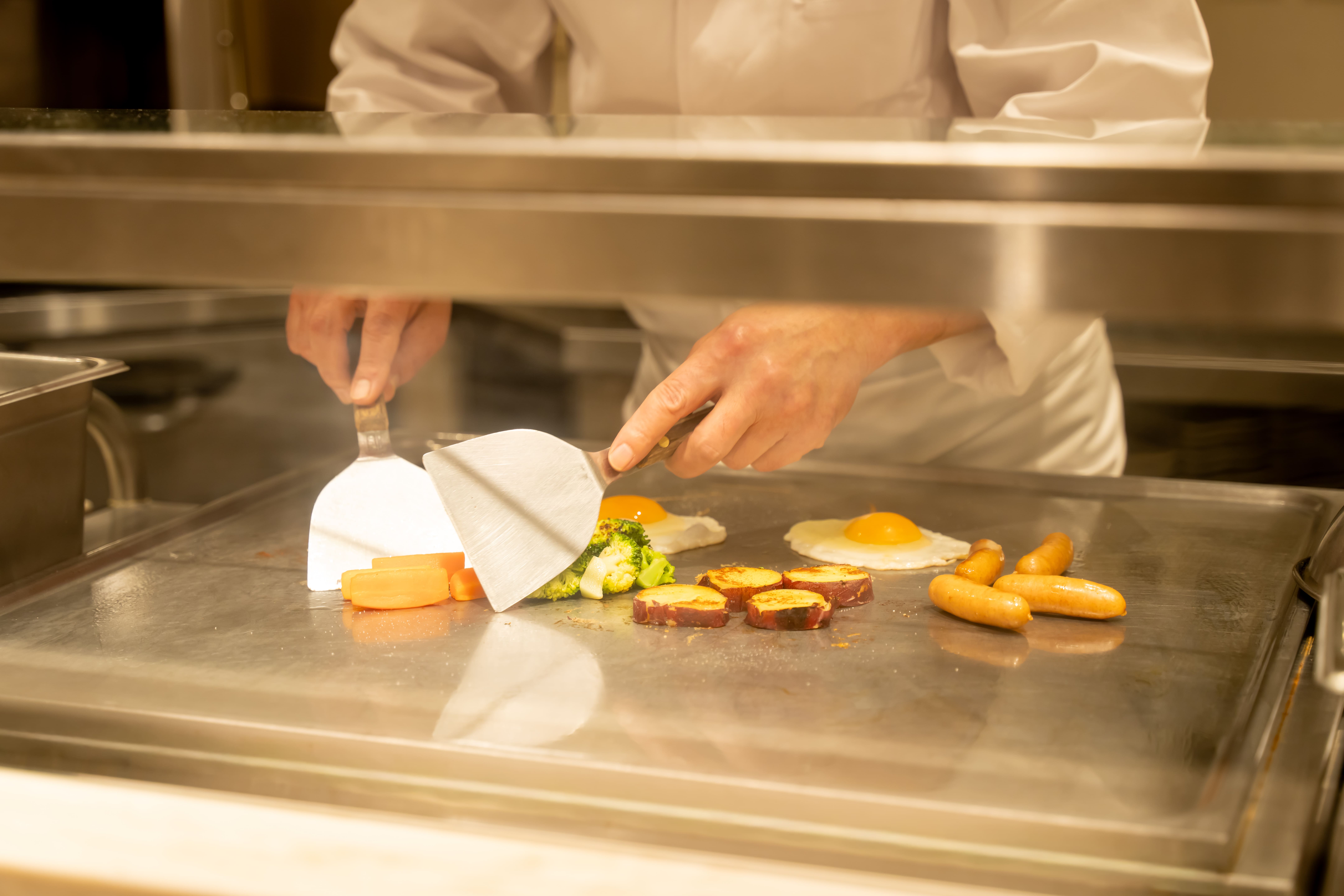 卵料理やお魚をライブキッチンにて提供いたします