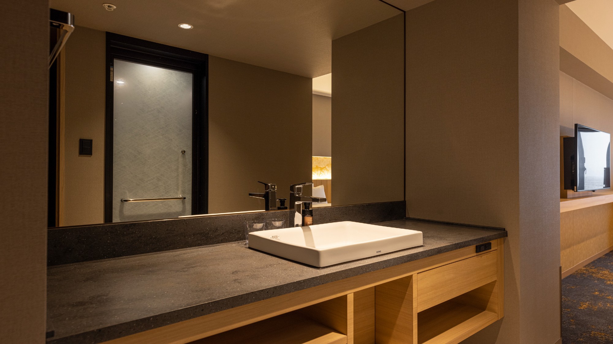 【デラックスツイン】余裕のある広々とした洗面台。