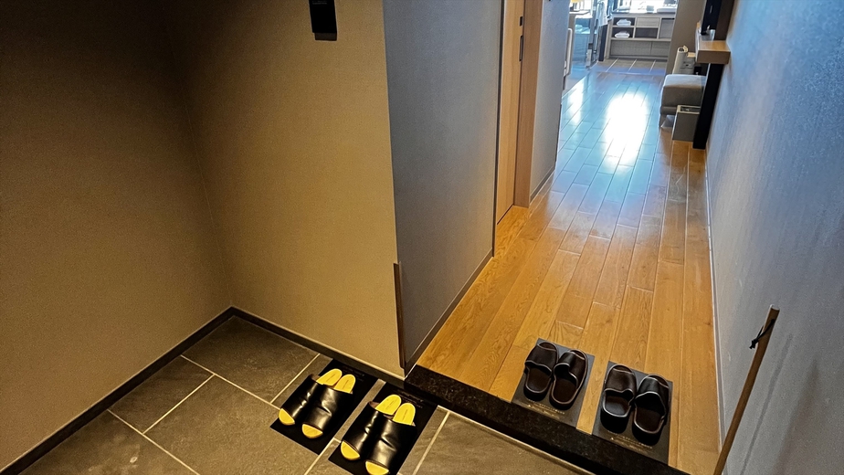【プレミアムキング・プレミアムツイン】ルームエントランスを通ると寛ぎの空間が広がります。