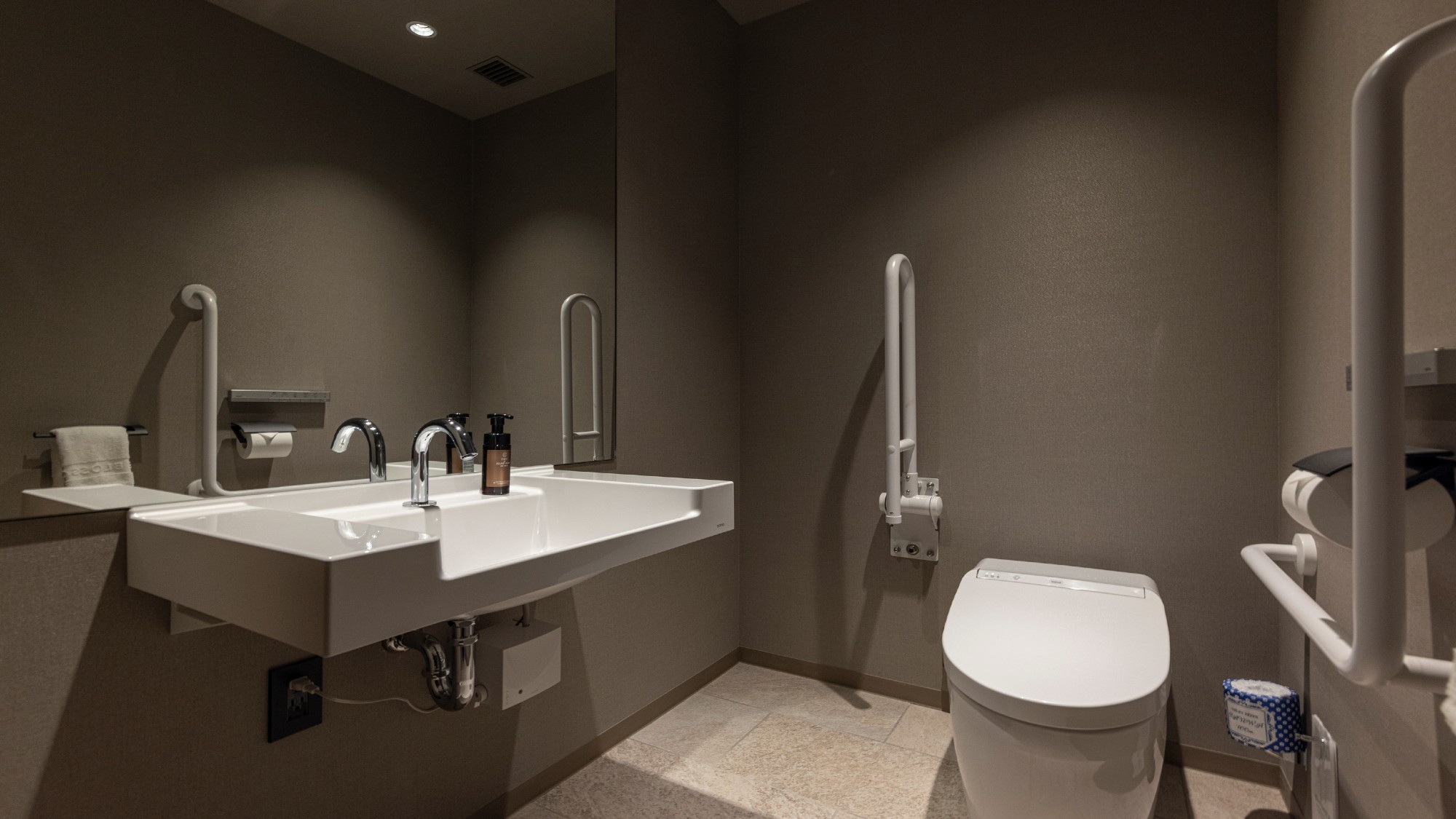 【ユニバーサルダブル】車椅子の方でも安心してご利用いただける広々としたトイレ。