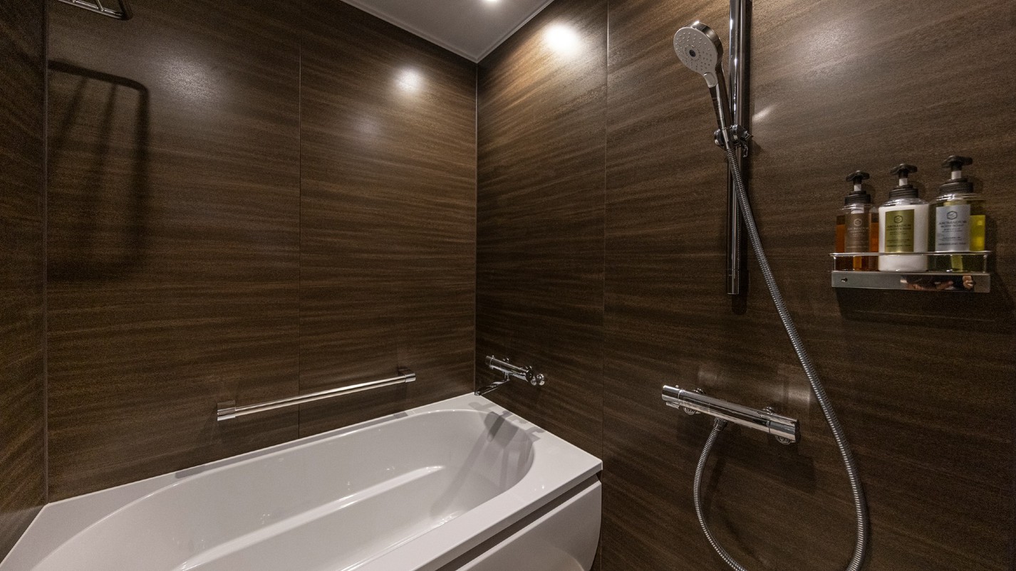 【デラックスコーナーキング・デラックスツイン】足を伸ばしてリラックスできるバスルーム。