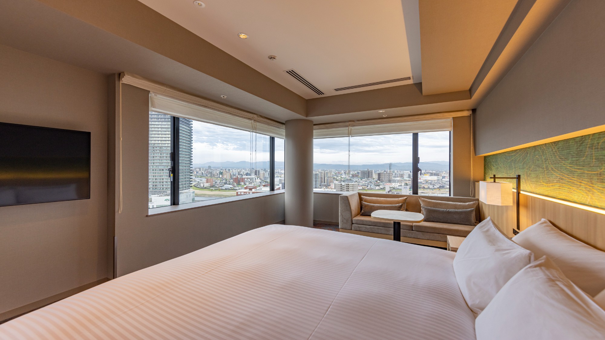 【デラックスコーナーキング】 熊本の明るい光が差し込む角部屋。
