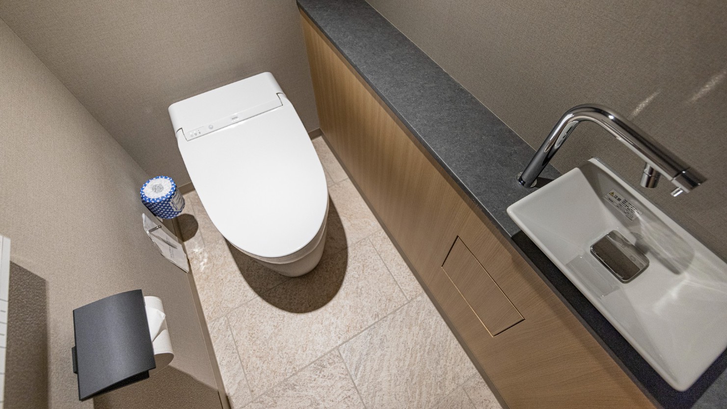 【デラックスコーナーキング】洗浄機能付トイレ