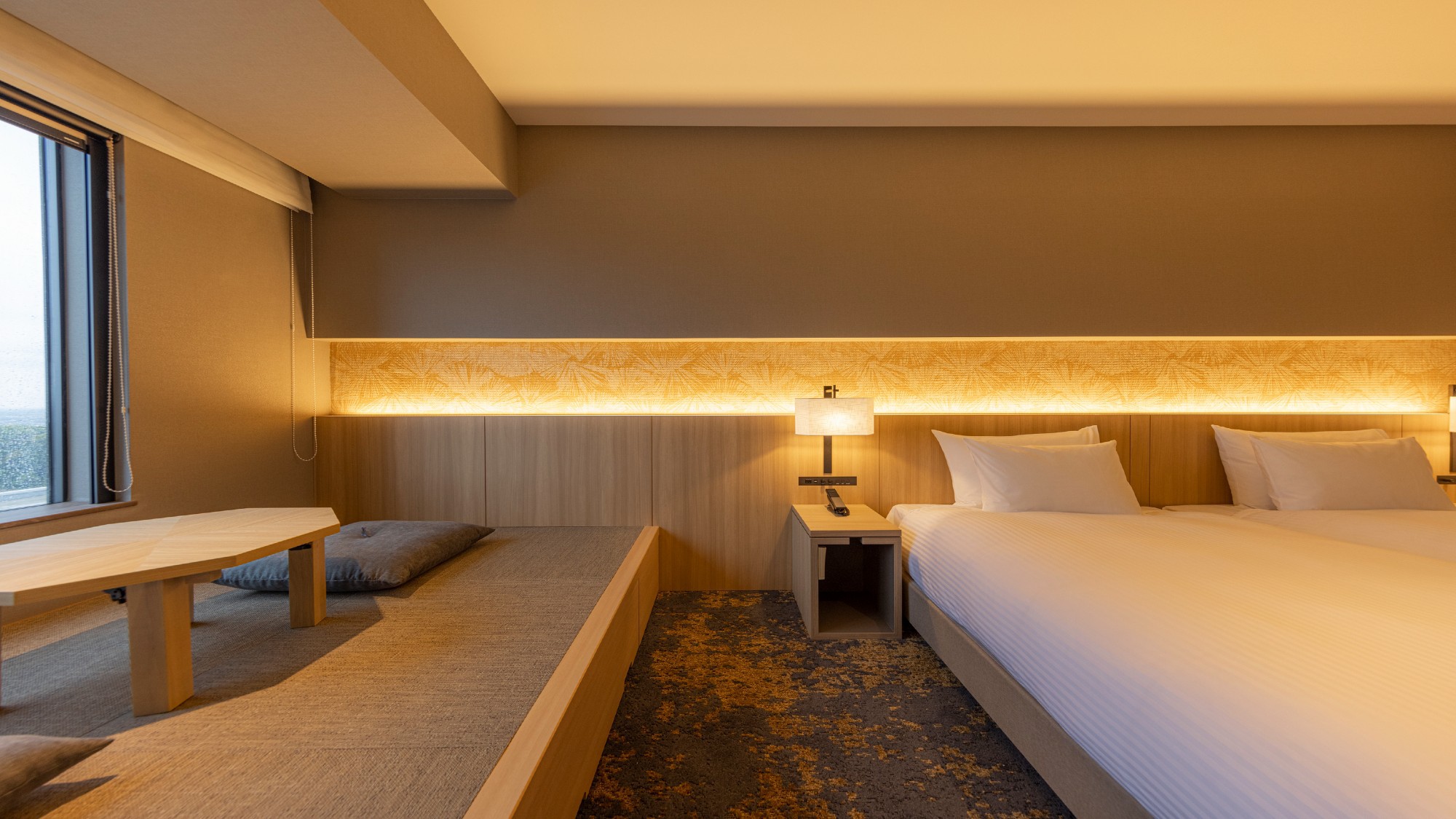 【デラックスツイン和-NAGOMI-】柔らかな灯りが広がる和の空間で、寛ぎの時間をお過ごしください。