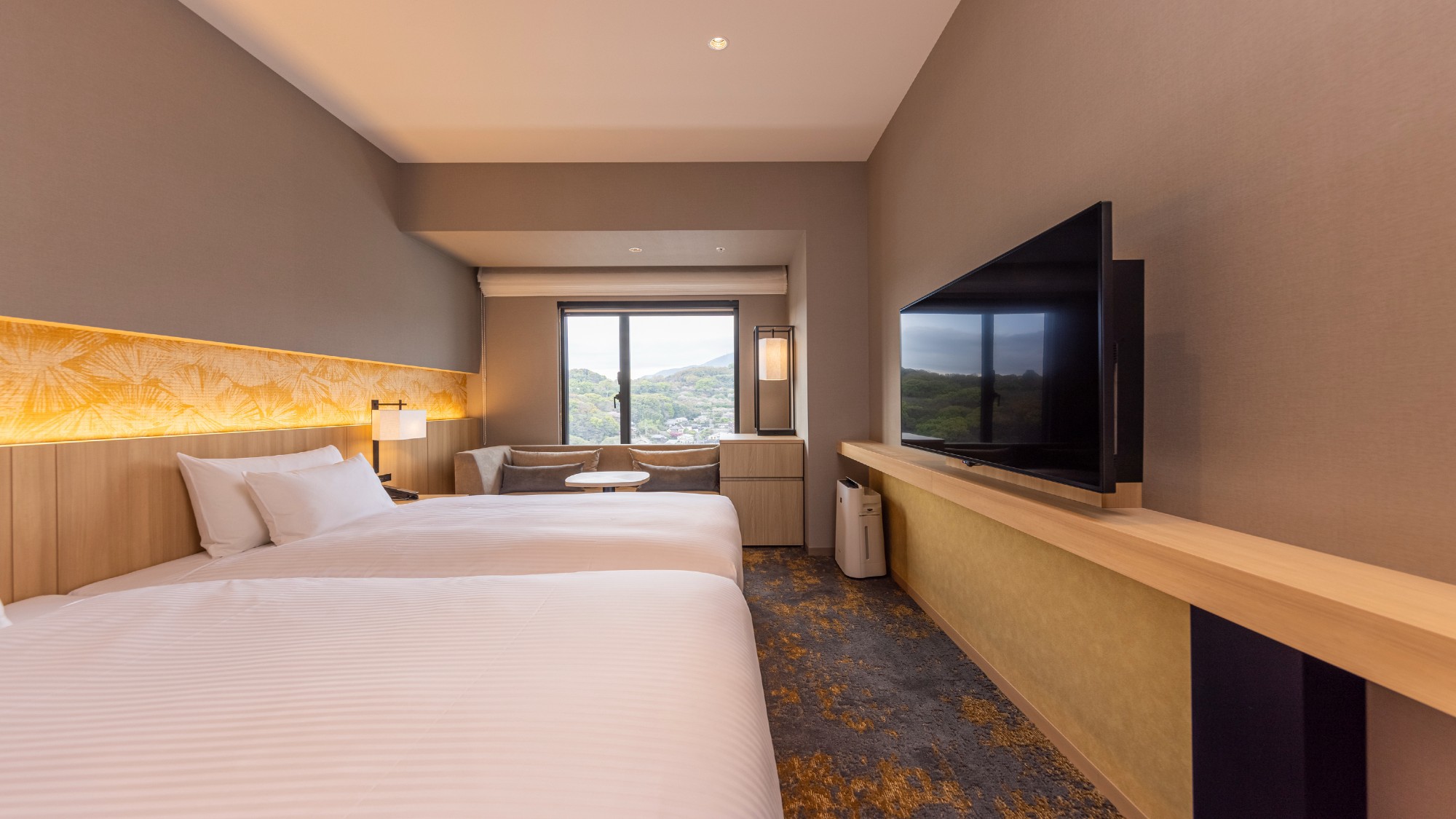 【モデレートツイン】窓際にはソファを配し、ごゆっくりお寛ぎいただけます。