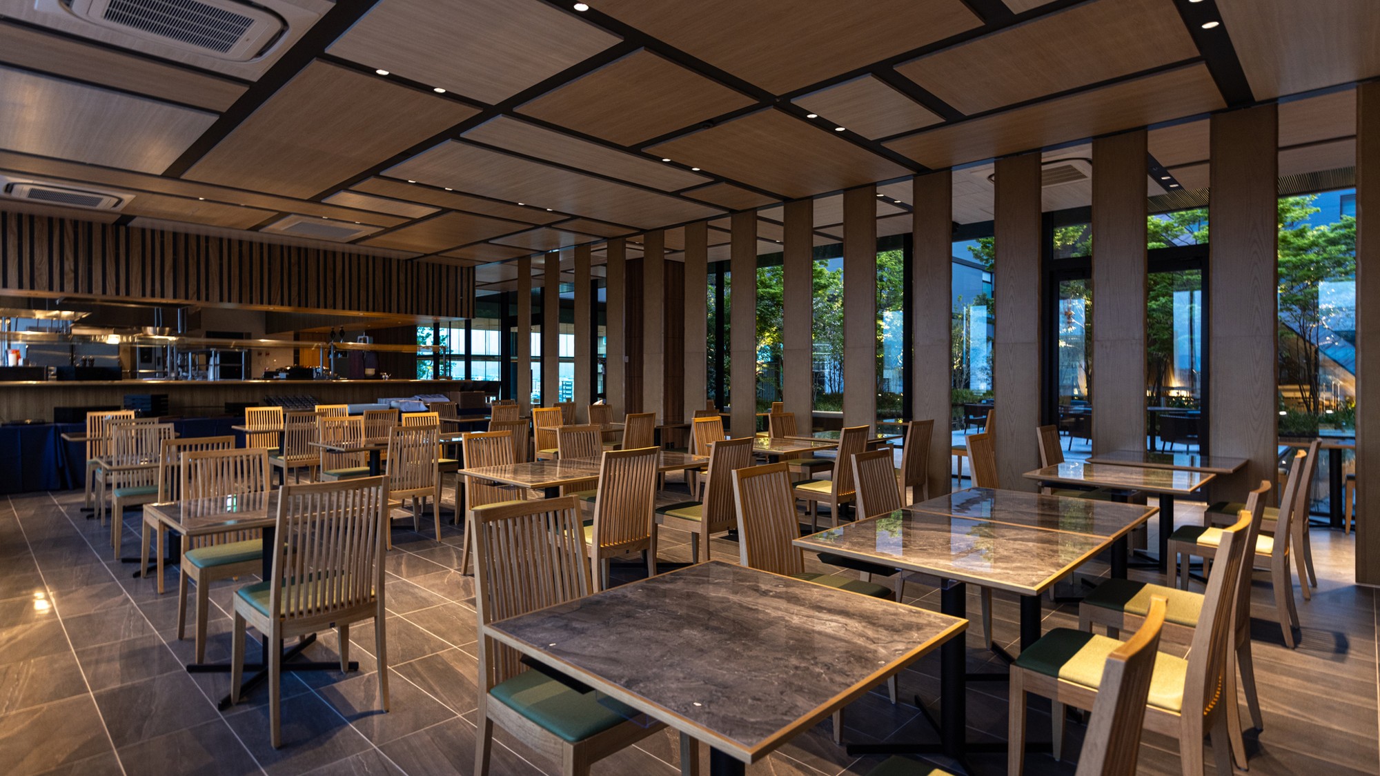 【朝食/レストラン】九州創作「千山万水」 木目調の店内は寛ぎと落ち着きを感じられます。