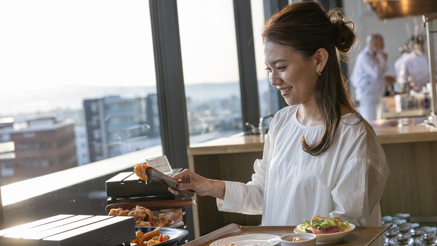 【朝食/イメージ】大きな窓からは明るい光が差し込み、森の都熊本を一望できます。