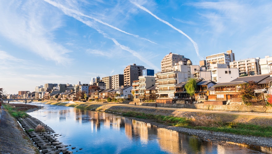 鴨川沿いの町並み（四条大橋周辺）