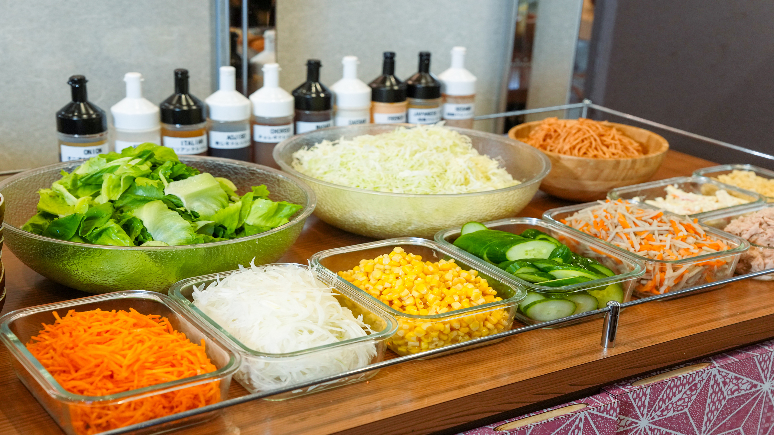 旬の野菜を使ったサラダもお召し上がりいただけます