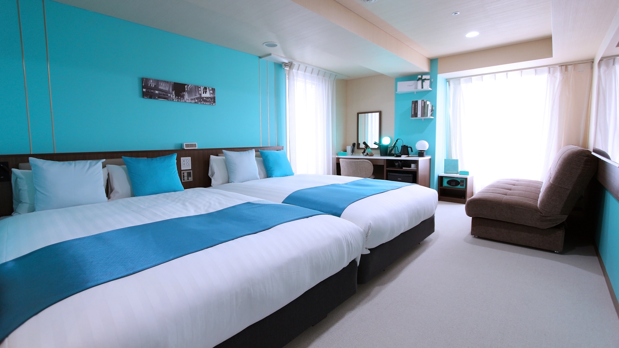 技術を通じて新しい美と出会えるヤーマンのグローバル フラッグシップストア「YA-MAN the store GINZA」のコンセプトルーム。YA-MAN（ヤーマン）ルームでは、グローバル フラッグシップストア「YA-MAN the store GINZA（ヤーマン ザ ストア ギンザ）」2階の表情筋トレーニングを提供する顔専門トレーニングジム「FACE LIFT GYM（フェイス・リフト・ジム）銀座店」で使用している最新の美容機器をご体感頂ける滞在をお楽しみ頂けます。