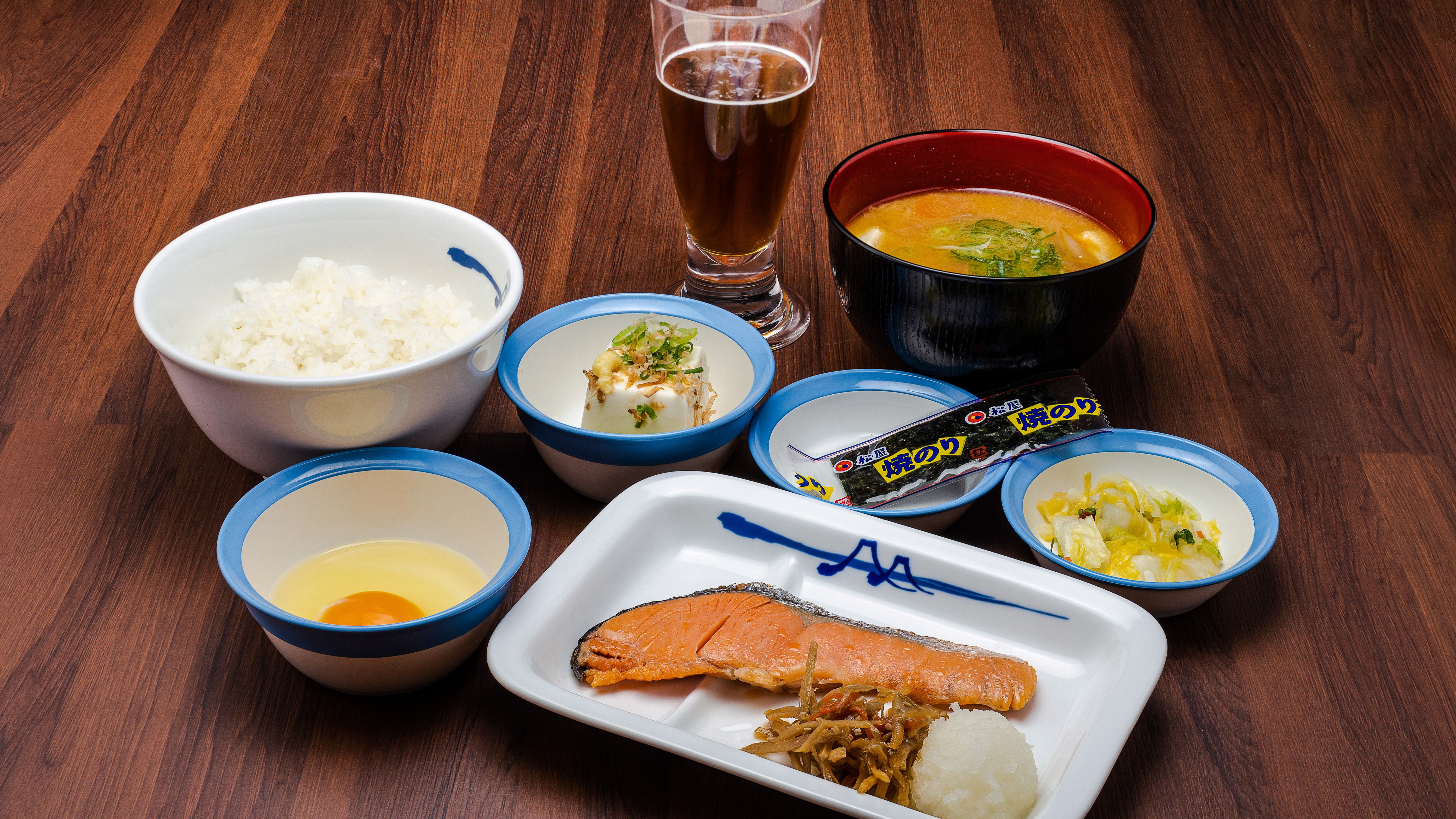 朝食はボリュームたっぷり「松屋」の宿泊者様限定メニュー