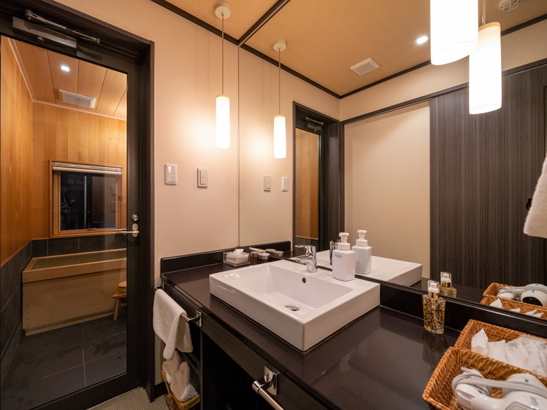 【プレミアム和洋室】洗面スペースも使い勝手の良い広々とした作りになっております。