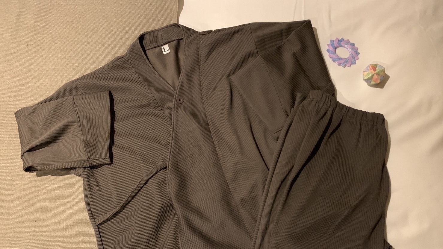 くつろぎ和洋室では作務衣をご用意しております