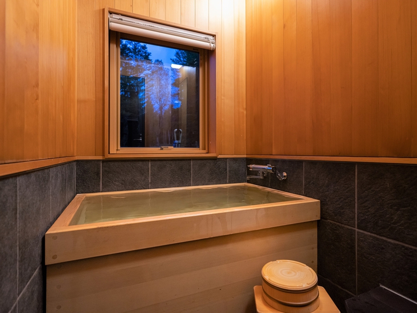 【プレミアム和洋室】浴室には香り豊かな檜の浴槽を設えておりますので、寛ぎのひと時をお過ごしください。
