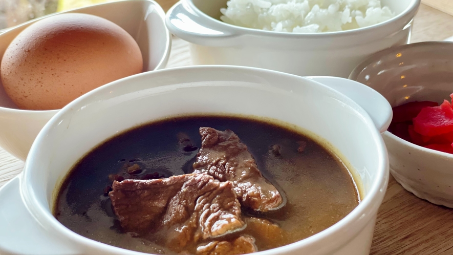 【ご朝食】森のホテルの新名物“前沢牛カレー”。牛匠オガタの牛肉をふんだんに使用したイチオシメニュー！