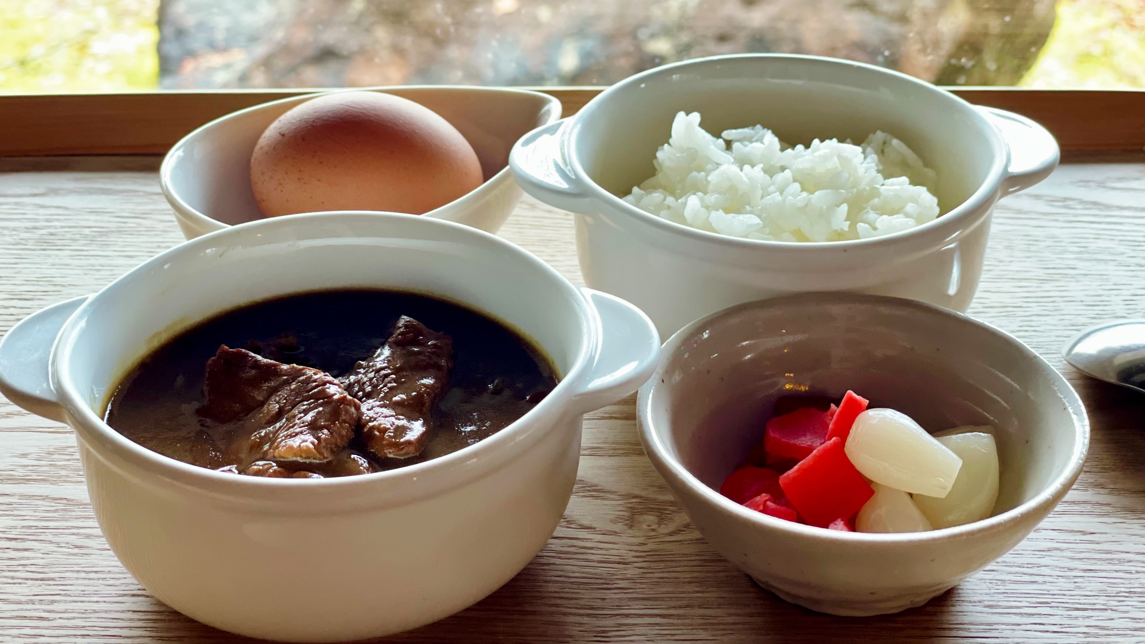 【ご朝食】皆さまからご好評を頂いている“前沢牛カレー”。ゴロゴロとしたお肉は食べ応え抜群です♪