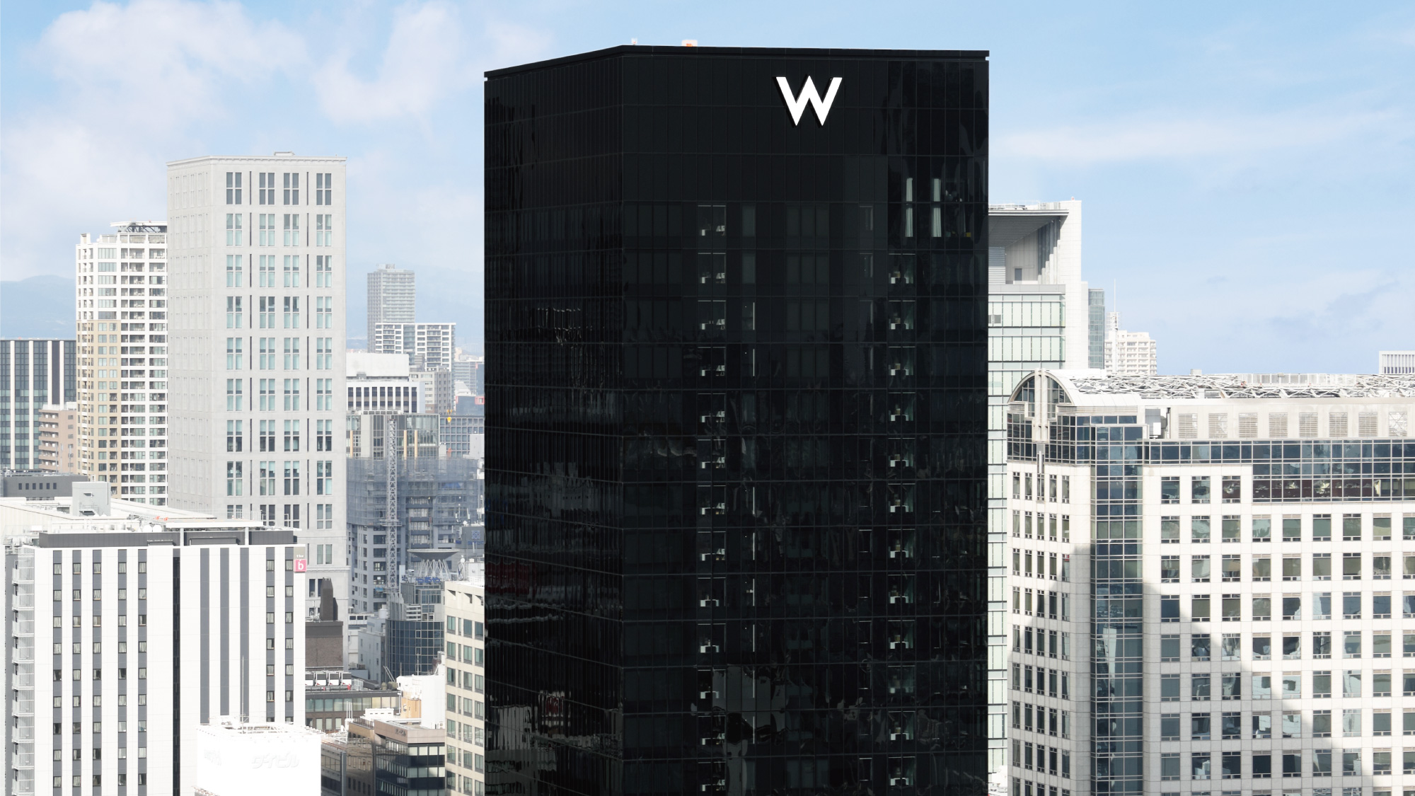 世界的建築家である安藤忠雄氏がデザインを監修。地上27階建てのスタイリッシュな外観