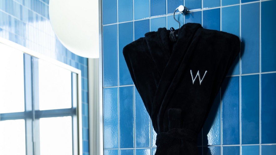 Wホテルオリジナルの黒いバスローブ