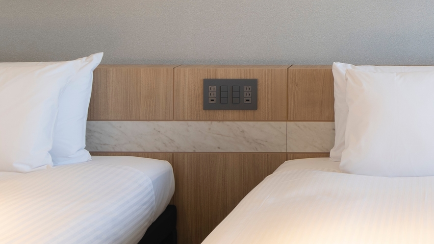 トリプル＜21㎡＞　寝ながらスマホの充電もOK！コンセント、USBもベッドのそばに配置しております。